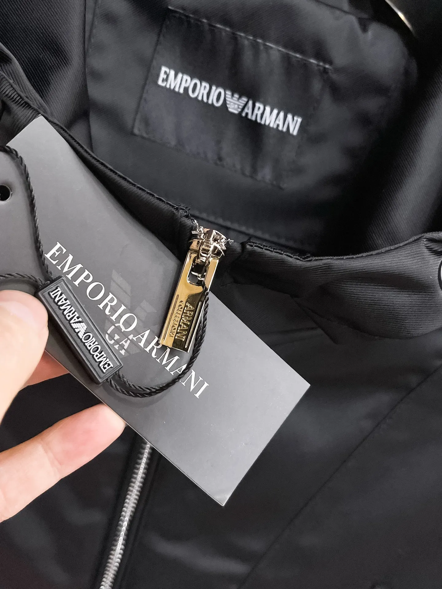 Armani official website Same Style, complete with three labels, on sale in advance. 2026 Autumn and Winter New Arrival men's jacket, Original with complete three labels, Premium version. Custom-made fabrics at the counter. Breathable, high comfort, impeccable details, brand element design concept, reflecting high quality. It feels delicate and soft, presents a casual cut, and has a great upper body shape. Sizes: M～3XL,